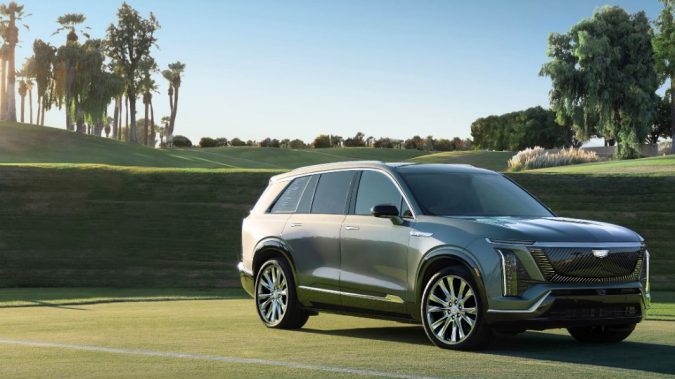 Cadillac VISTIQ 2026 SUV eléctrico de lujo estacionado en campo de golf, diseño sofisticado y tecnología avanzada para familias modernas