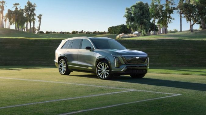 Cadillac VISTIQ 2026 SUV eléctrico de lujo estacionado en campo de golf, diseño sofisticado y tecnología avanzada para familias modernas
