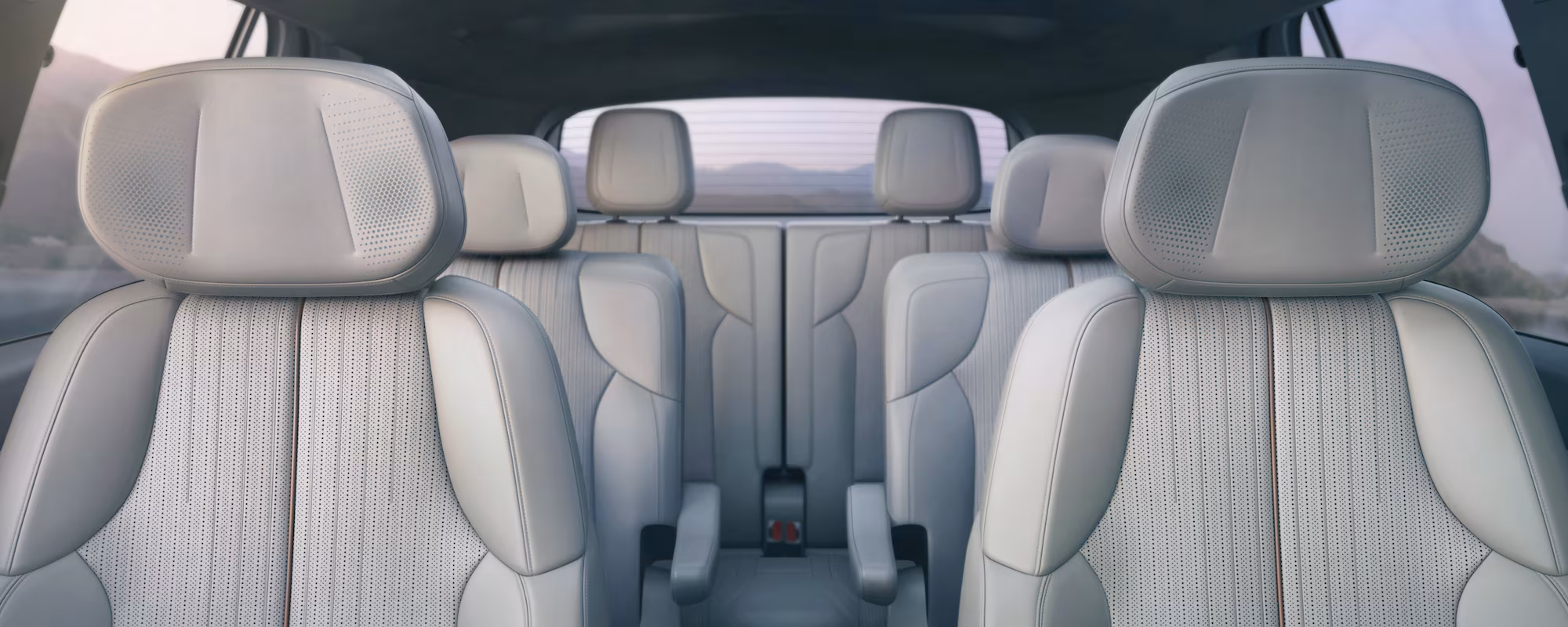 Asientos de cuero perforado en tres filas del Cadillac VISTIQ 2026, espacio confortable y acabado premium para viajes familiares largos