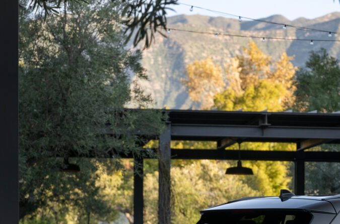 Vista trasera tres cuartos del Toyota Highlander 2027 Limited, mostrando luces LED y líneas aerodinámicas. SUV premium con estilo sofisticado.