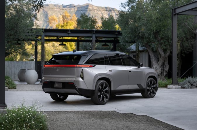 Vista trasera tres cuartos del Toyota Highlander 2027 Limited, mostrando luces LED y líneas aerodinámicas. SUV premium con estilo sofisticado.