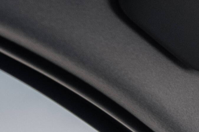 Interior del Kia Niro 2027 con asientos claros, tablero digital y vista panorámica al desierto.