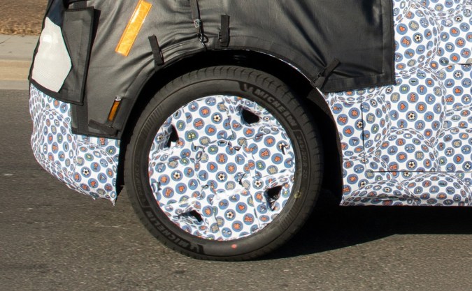 Detalle de rueda y neumático Michelin del Ford Ranchero EV camuflado durante pruebas de prototipo eléctrico.