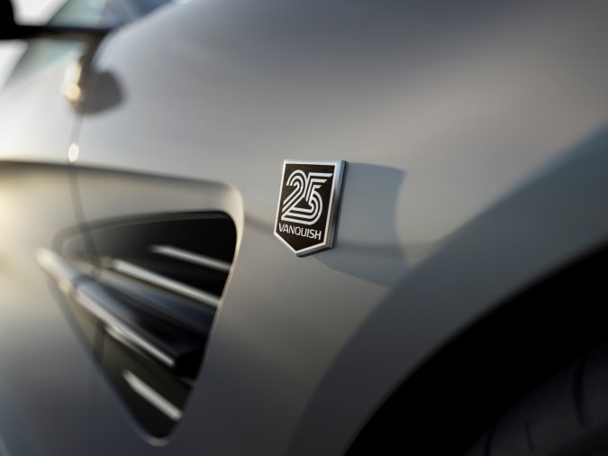 Aston Martin Vanquish 25 toma lo mejor de todas sus versiones