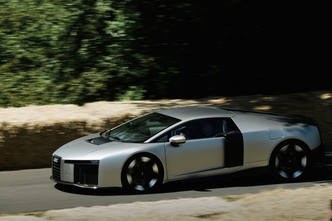 Audi Nuvolari concept circulando a alta velocidad por carretera. Deportivo futurista con silueta aerodinámica y estilo contemporáneo de Audi.