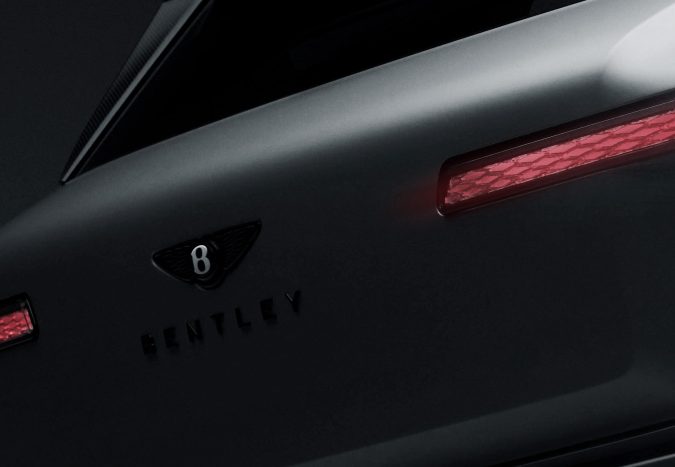 Detalle trasero Bentley Torcal. Logo Bentley y placa TORCAL en elegante SUV de lujo.