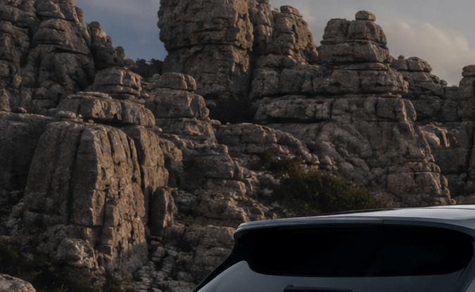 Bentley Torcal SUV gris en el espectacular paisaje rocoso de El Torcal, Andalucía. Lujo automovilístico y naturaleza