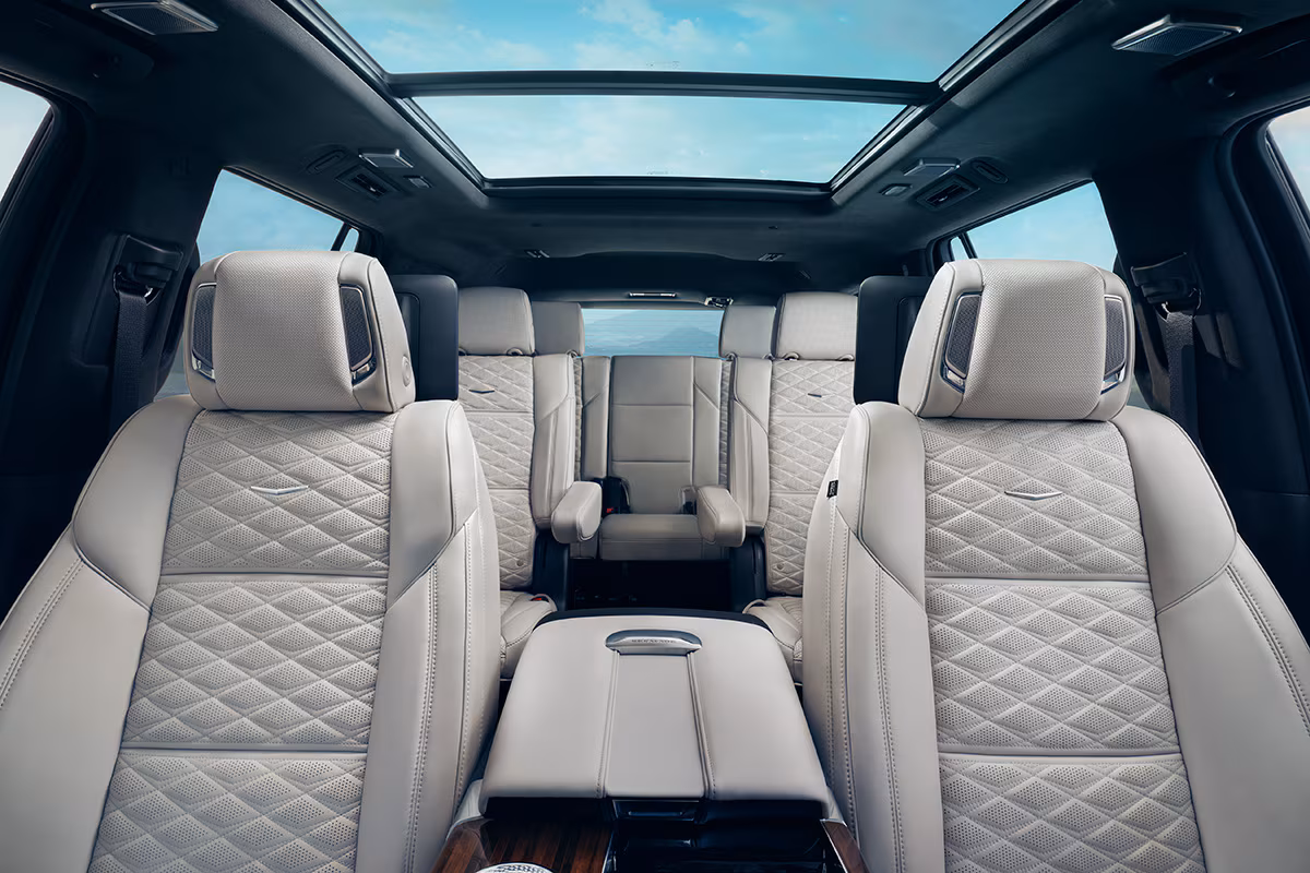 Asientos de cuero y techo panorámico del Cadillac Escalade 2026, interior espacioso y confortable para hasta siete pasajeros.