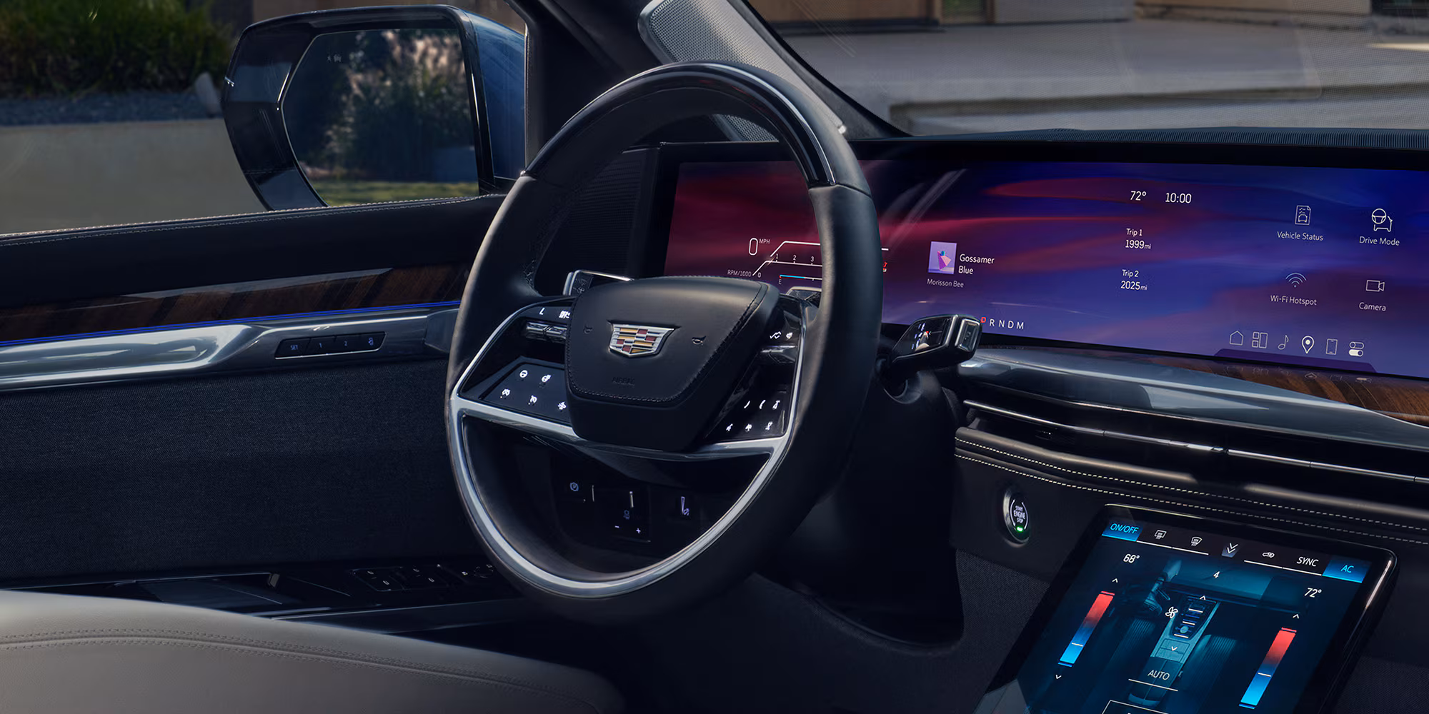 Interior tecnológico del Cadillac Escalade 2026, volante multifunción y pantalla panorámica digital para infoentretenimiento avanzado en SUV de lujo.