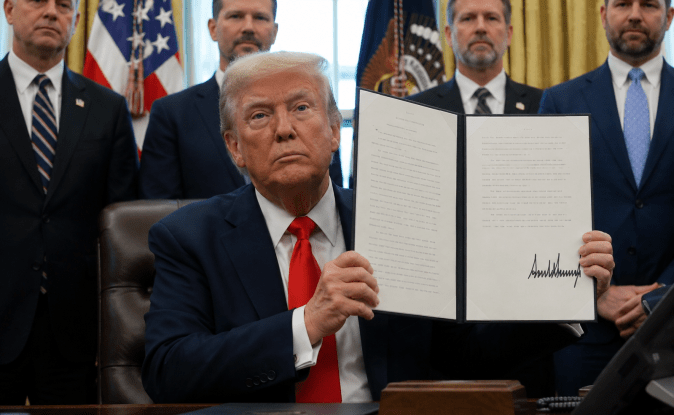 Donald Trump firma indulto a ley de emisiones con documento oficial en la Casa Blanca.
