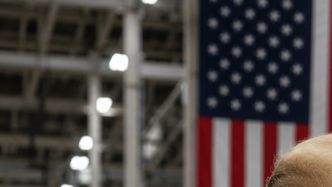 Donald Trump en planta automotriz con banderas de México, EE.UU. y Canadá. Discurso sobre el T-MEC y la industria del automóvil.