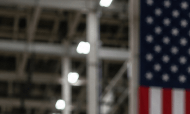 Donald Trump en planta automotriz con banderas de México, EE.UU. y Canadá. Discurso sobre el T-MEC y la industria del automóvil.