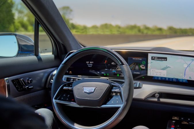 Volante y tablero del Cadillac VISTIQ 2026 con Super Cruise activado, conducción manos libres y navegación avanzada en autopista