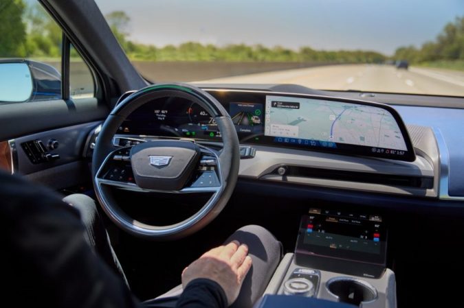 Volante y tablero del Cadillac VISTIQ 2026 con Super Cruise activado, conducción manos libres y navegación avanzada en autopista