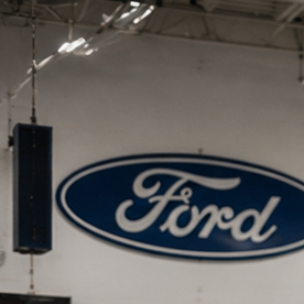 Taller de servicio Ford con varios Mustang en revisión mecánica por recall.