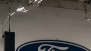 Taller de servicio Ford con varios Mustang en revisión mecánica por recall.