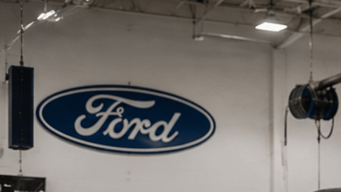 Taller de servicio Ford con varios Mustang en revisión mecánica por recall.