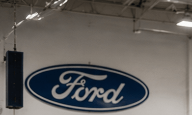 Taller de servicio Ford con varios Mustang en revisión mecánica por recall.