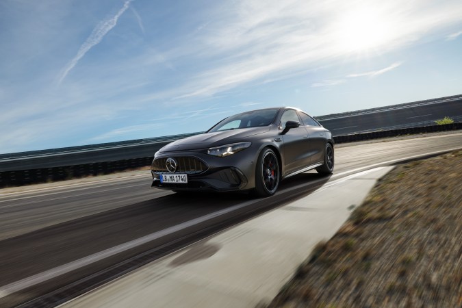 Mercedes-AMG CLA 45 destaca por su potencia eléctrica
