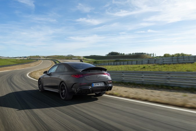 Mercedes-AMG CLA 45 destaca por su potencia eléctrica