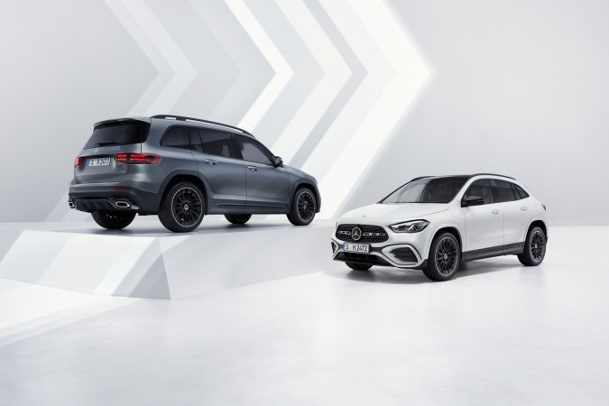 Mercedes‑Benz GLB SUV gris y Mercedes‑Benz GLA blanco, gama de SUVs compactos premium para familias urbanas.