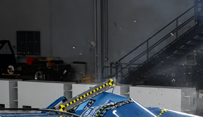 Detalle prueba de choque frontal Chevrolet Blazer 2026 contra Blazer 1996 en IIHS, análisis seguridad, deformación frontal y protección ocupantes