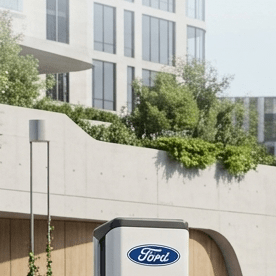 Ford Ranchero EV azul cargando en estación eléctrica, render futurista de la pickup 100% eléctrica de Ford.