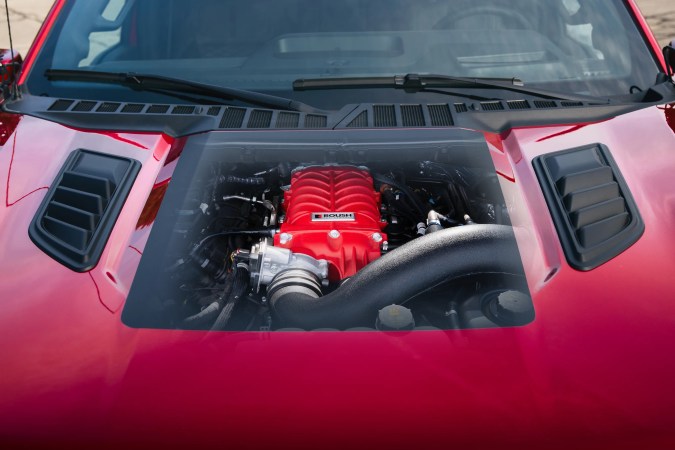 Motor Roush Red Edition sobrealimentado visto bajo el capó, alto rendimiento para camionetas Ford F-150.
