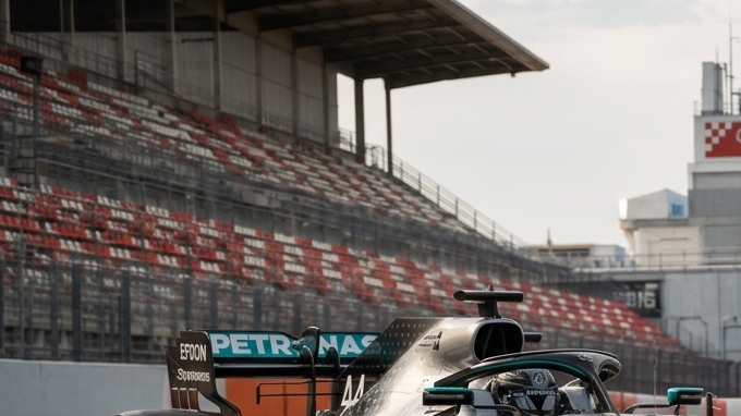 Mercedes Fórmula 1 plateado junto a Mercedes-AMG GT road car en el pit lane del Circuito de Barcelona.