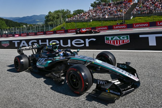 Monoplaza Mercedes-AMG Petronas F1 en pista junto a Ferrari de Fórmula 1 en el circuito de Austria