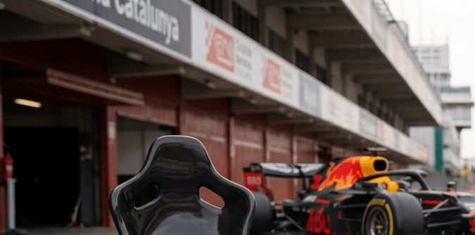 Componentes de fibra de carbono de Fórmula 1 en exposición con monoplaza Red Bull y Ford GT en el Circuit de Barcelona