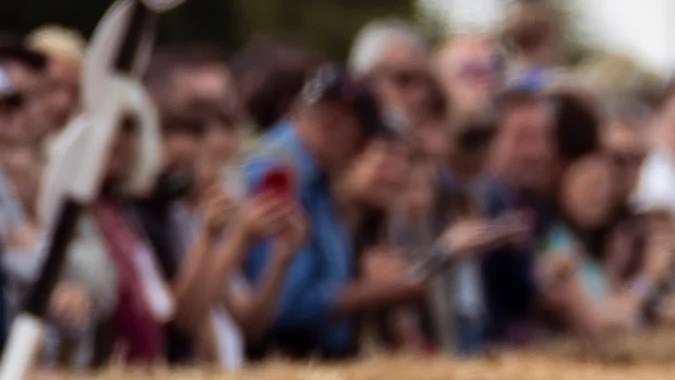 Ferrari rojo clásico de los años 50 en acción en Goodwood Revival, leyenda del automovilismo vintage con piloto