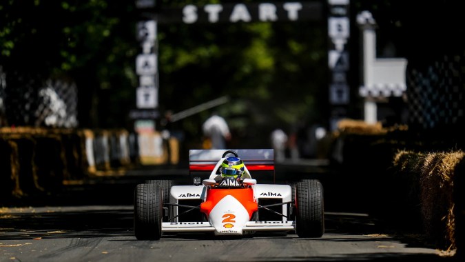 Monoplaza clásico de Fórmula 1 en la línea de salida del Goodwood Festival of Speed, coche histórico de competición.