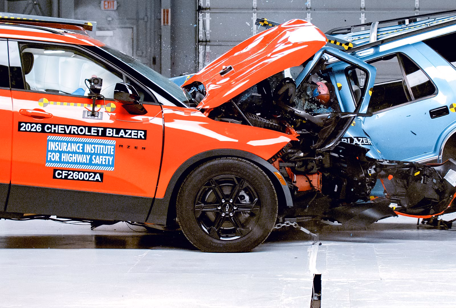 Impacto de choque frontal Chevrolet Blazer 2026 vs Blazer 1996 en laboratorio IIHS, muestra daños, seguridad y resistencia estructural SUV