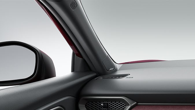 Interior del Honda Prelude edición limitada con asientos y detalles en rojo burdeos y acabado premium.