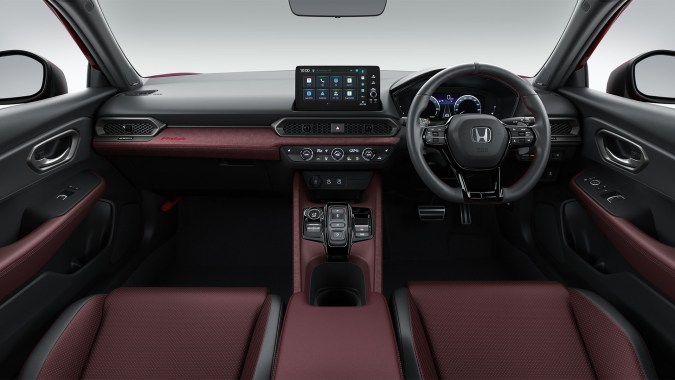 Interior del Honda Prelude edición limitada con asientos y detalles en rojo burdeos y acabado premium.