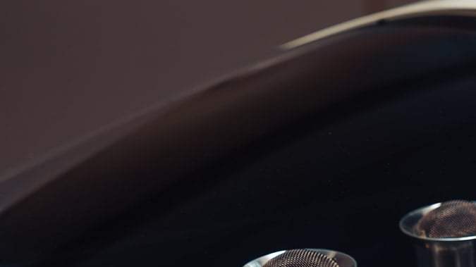 Detalle del motor del McLaren M6GT visto a través de la cubierta trasera, tomas de admisión individuales cromadas