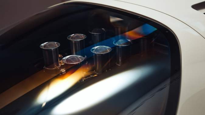Detalle del motor del McLaren M6GT visto a través de la cubierta trasera, tomas de admisión individuales cromadas