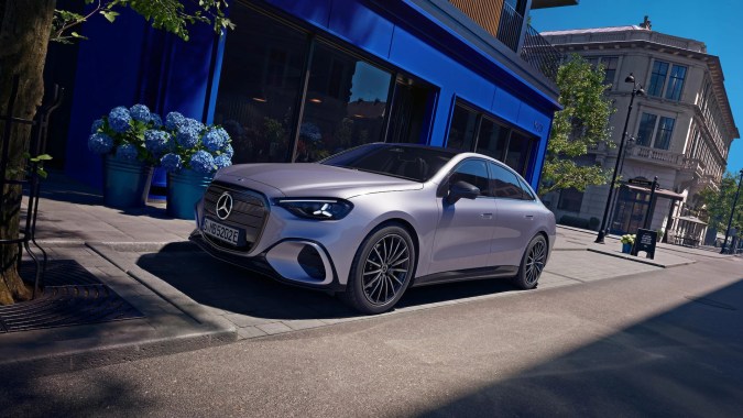 Mercedes‑Benz Clase C sedán plateado aparcado en zona urbana moderna, diseño elegante y tecnología de última generación