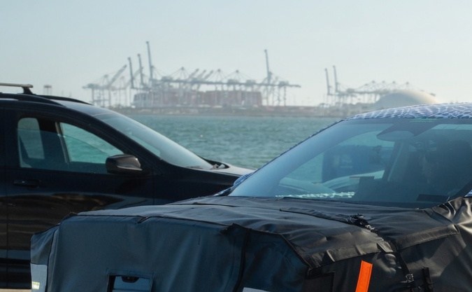 Ford Ranchero EV prototipo camuflado visto de lado en pruebas reales, pickup eléctrica de Ford en desarrollo.