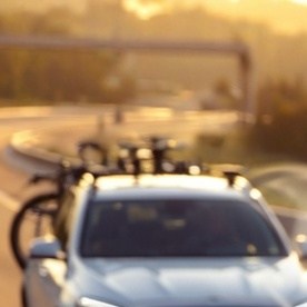 Auto con baúl portaequipaje aerodinámico en el techo, optimizando flujo de aire, estabilidad y consumo de gasolina en carretera.