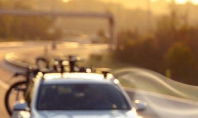 Auto con baúl portaequipaje aerodinámico en el techo, optimizando flujo de aire, estabilidad y consumo de gasolina en carretera.