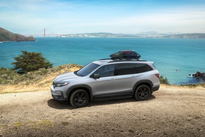 Honda Pilot TrailSport 2022 plateada con portaequipajes, SUV preparado para aventuras y viajes familiares