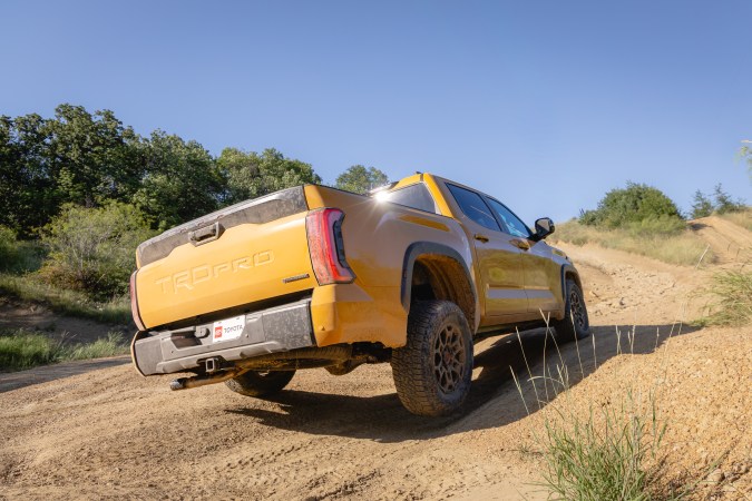 Toyota Tundra 2026 TRD Pro amarilla superando un terreno rocoso.