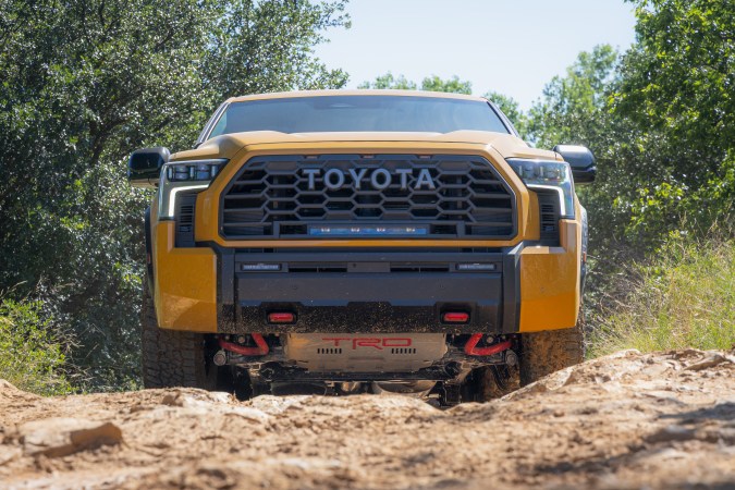 Toyota Tundra 2026 TRD Pro amarilla vista desde adelante en una ruta todoterreno.