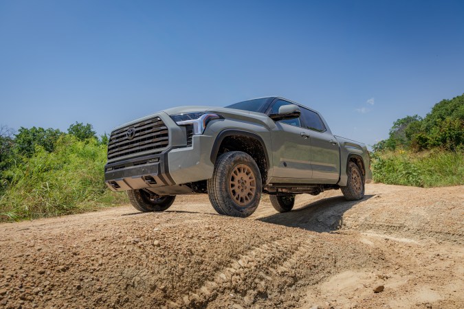 Toyota Tundra 2027 Trailhunter gris circulando por un camino todoterreno.