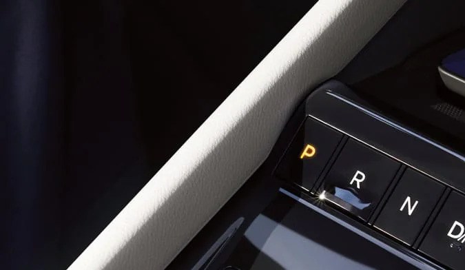 Nissan Murano 2027 con transmisión de botones y cargador inalámbrico para smartphone.