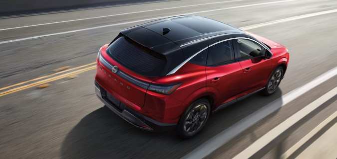 Nissan Murano 2027 rojo con techo negro y diseño exterior deportivo en carretera.
