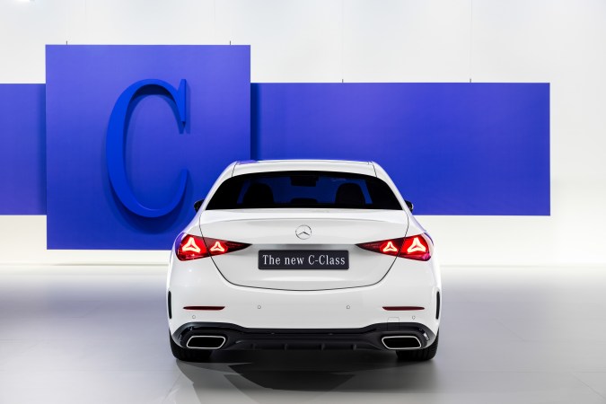 Vista trasera del Mercedes-Benz Clase C sedán blanco, con pilotos LED y doble salida de escape.