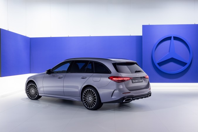 Mercedes-Benz Clase C Estate en color gris, con diseño trasero deportivo, techo panorámico y pilotos LED.